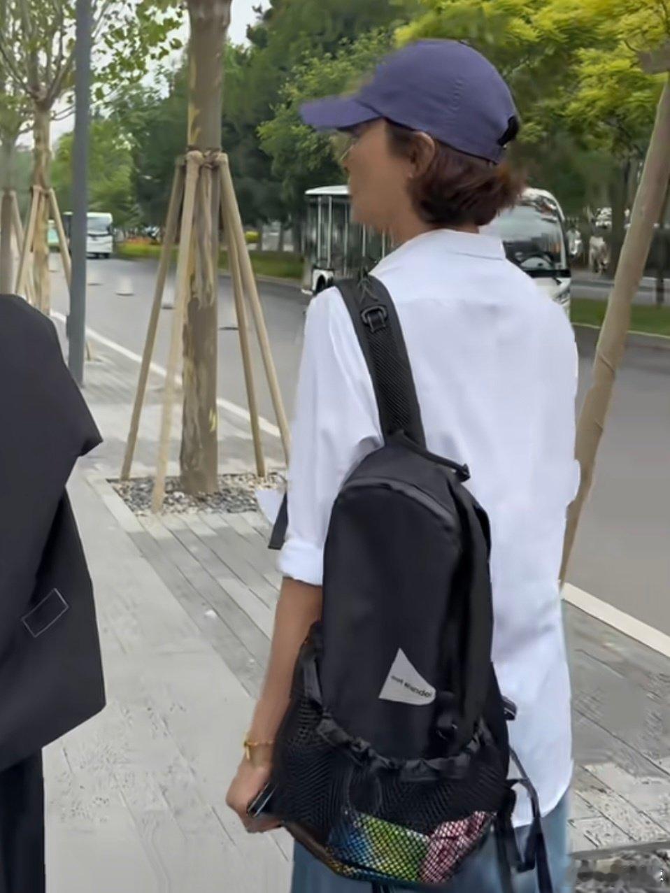 #柯蓝[超话]#  我发现大王每次都喜欢把🚬放在这个网兜里 ​