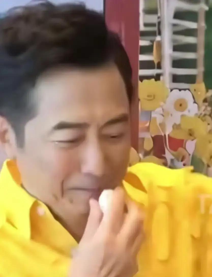 人还没觉得自己老呢，公交车上的刷卡机先跳出来替你宣告退场了。
吴镇宇六十三岁刷优待卡坐车，司机瞅着那张脸硬是没信，差点当场把他劝下去，逼得他只能掏出身份证自证“我确实老了”。
黄子华更绝，直接放话自己到死都不会去办那张卡，生怕遇上同样的难堪。
到了庾澄庆这儿，干脆连民政窗口都不去，理由直白得让