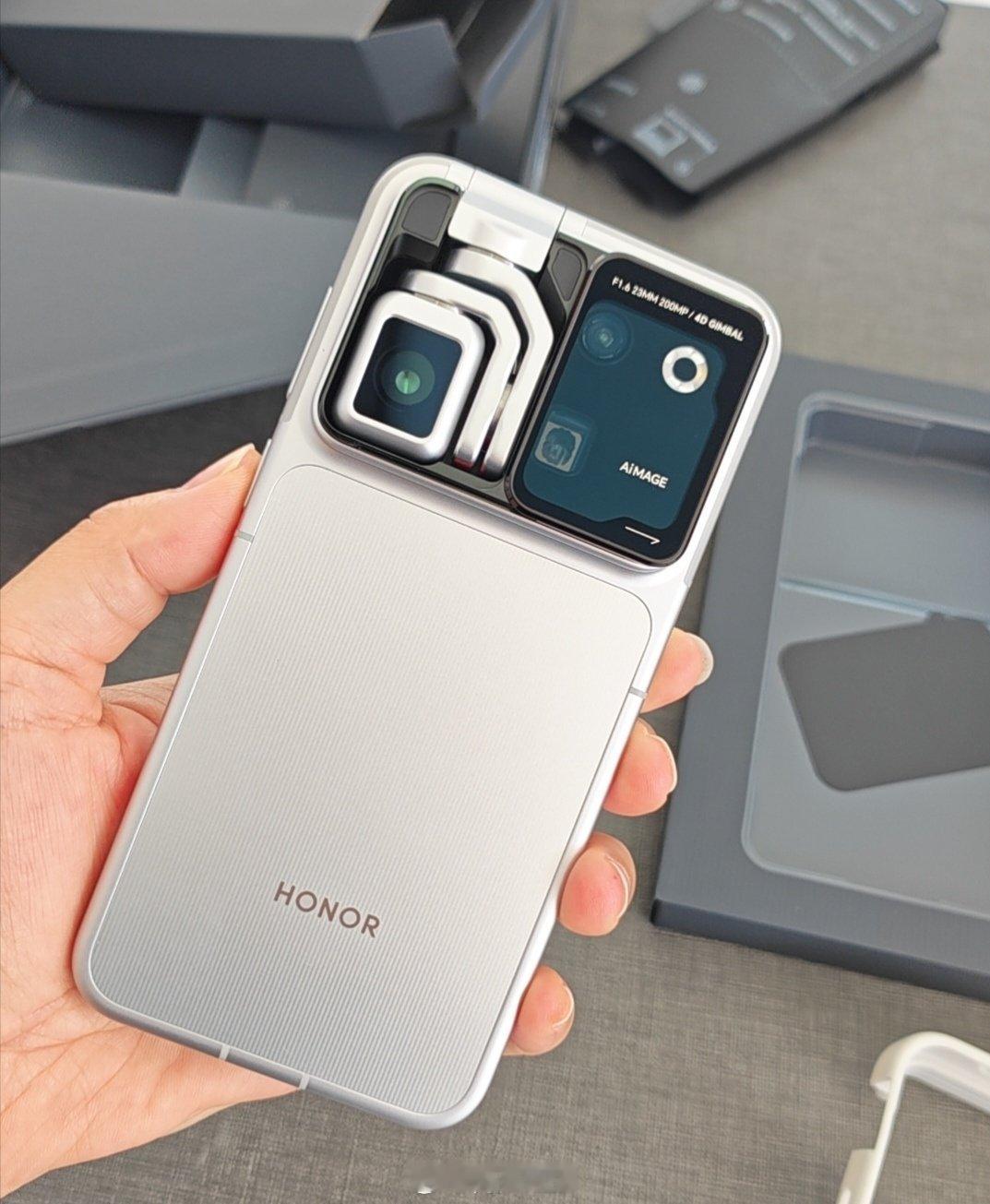 荣耀Robot Phone这机器我们这边估计目前为止还没有一台机器，如果我在我们这边第一个拿到，那是不是甘南藏族自治州数码博主第一人，而且我们这边有且仅有我一个数码博主。#荣耀robot phone# ​