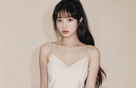 《黑丝风情》   吊带随风舞妙姿，   黑丝若梦惹相思。   娇颜浅笑...