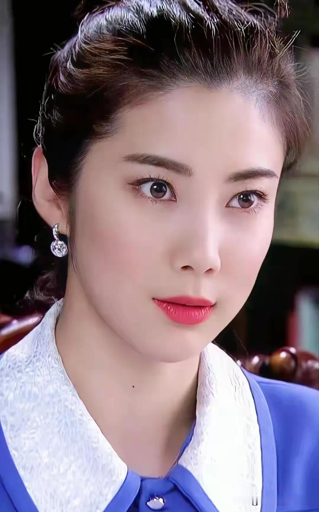 她明明是个高挑苗条的大美女，气质冷艳，演技精湛，跟蒋欣演技不分上下，怎...