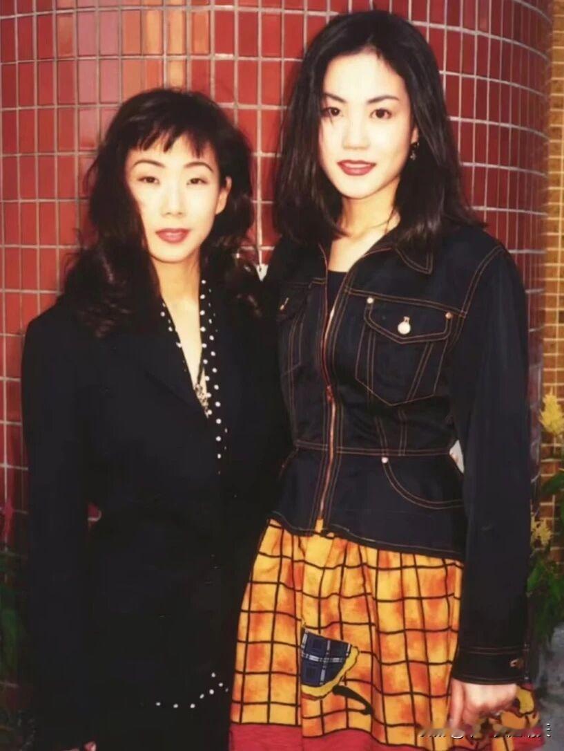 王菲又上热搜了

这次不是因为唱歌，是一张和陈年合影的对比图。有人把王菲和林忆莲早年同框翻出来，评论区一边倒，说王菲那张脸就是老天爷追着喂饭。
林忆莲唱功没得挑，可站在王菲旁边，硬是被衬得没了光彩。这事挺残酷的，娱乐圈从来不缺实力派，但能红三十年的，光靠嗓子真不够。
王菲身上有种说不清的东西