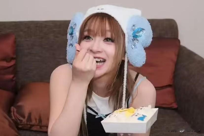 净土并非极乐！
美依礼芽官宣离婚，
选择好聚好散体面分开。

9 月 21 日美依礼芽发布中日双语手写信，对外告知与日本吉他手Poni Kingdom离婚。她没有扒细节，也没有指责对方，只说两人反复商议后决定各自往前走。

她和前夫都是做音乐的，2022 年 11 月登记结婚，当初也是因为共同爱好慢