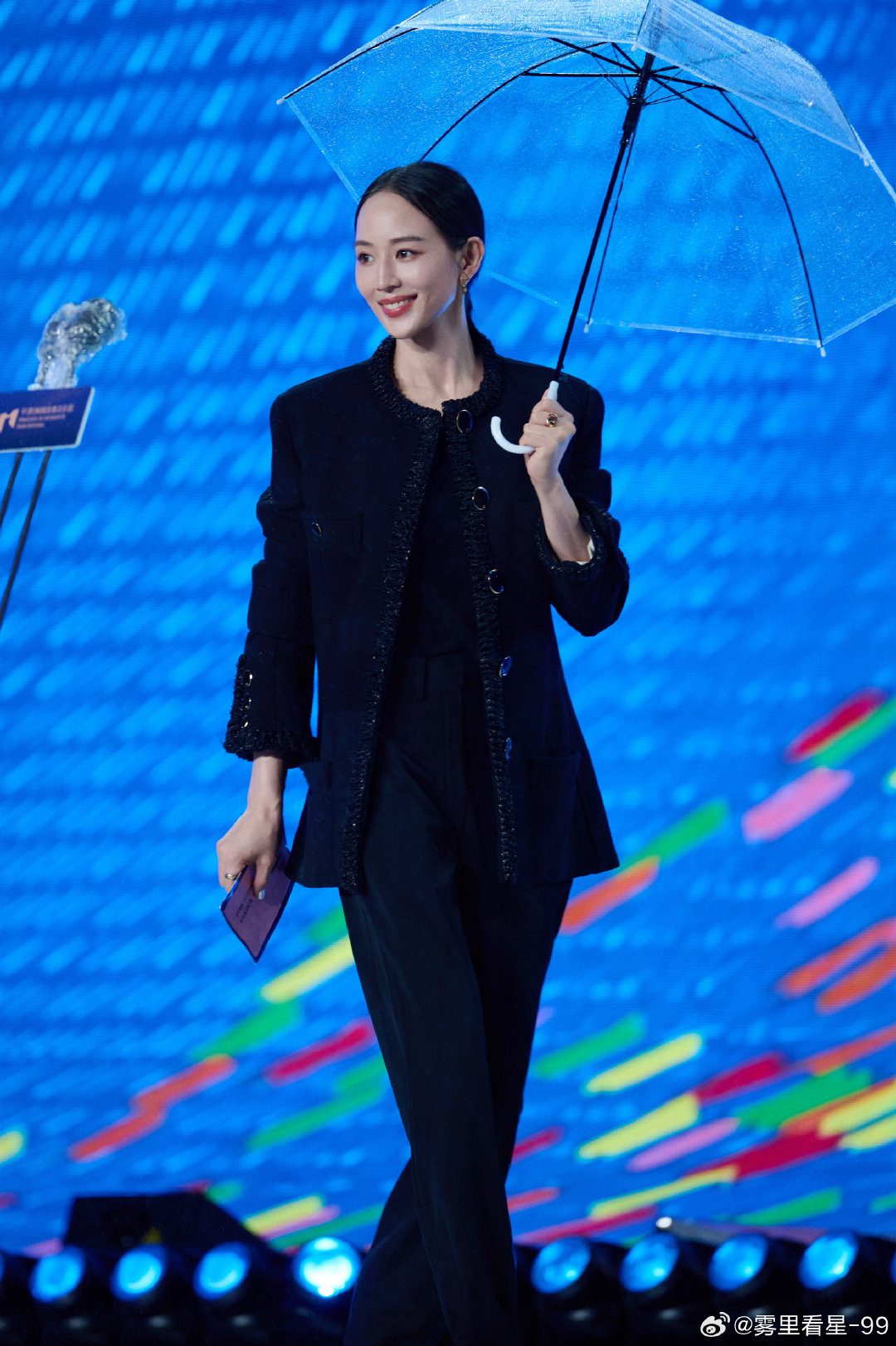 #张钧甯走红毯伞被风吹断了#被张钧甯的红毯应变能力惊艳，雨伞被风吹断之后，没有停顿，继续优雅迈步，将小意外轻松化解。 ​