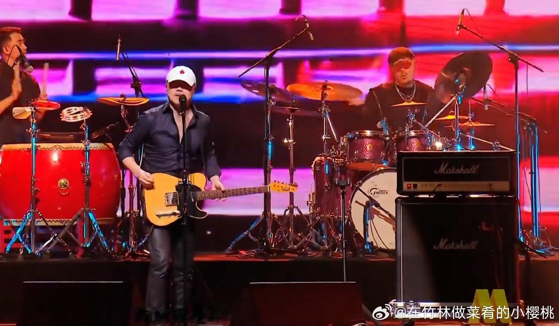 #生活手记#
最早听崔健的歌曲
是一无所有
感觉自己就是那个
一无所有的人
特别喜欢💕
说出了自己的真实感受

脚下的地在走
身边的水在流
告诉你我等了很久
告诉你我最后的要求
……
为何我总要追求
难道在你面前
我永远是一无所有
……
这几句歌词
颠来倒去
反反复复循环
宿舍的好多同学也喜欢
磁带 ​