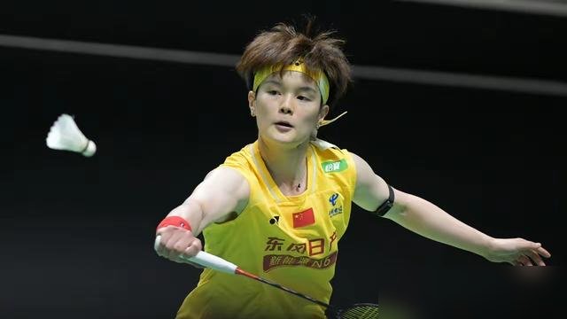 丹麦赛男单首轮打完，国羽一个没剩，全没了。
翁泓阳又输了，胡哲安也没扛住。一个是被日本选手直落两局带走，另一个也没能撕开口子。看比分不惨烈，但结果就是首轮团灭。
女单那边倒是稳，王祉怡、韩千禧都过了，下一轮还得自己人打自己人。
同一个场馆，女单在争晋级，男单在订机票。
石宇奇之后，男单这口气