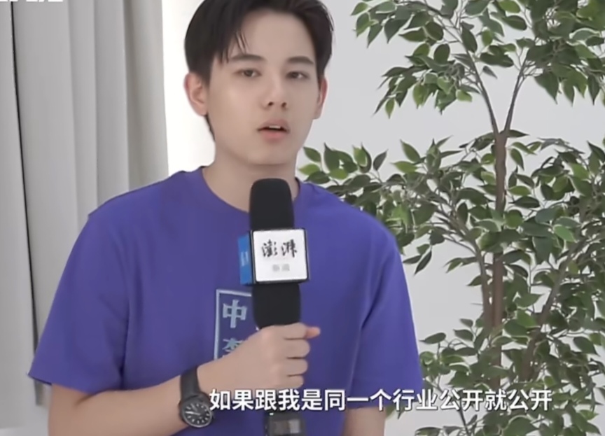 那些不承认恋情的男演员们可以看看年轻的胡先煦是怎么对待感情的？

胡先煦出道很早，但近几年才让观众看到他一方面是因为颜值另一方面是因为他的知识储备，在综艺节目中小胡总是很聪明的。

胡先煦作为一个演员对待感情和很多演员都不一样，他说如果自己谈恋爱了就会以女生的意愿为主。

如果是同行业的那可以公开，