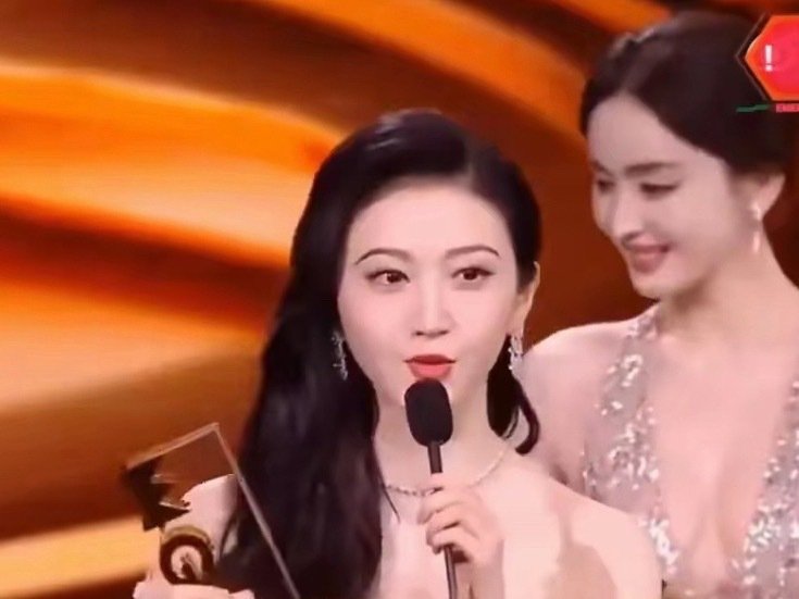 景甜本身就自带美感，和娜扎同框时，两人各有韵味，美得完全不一样！ ​