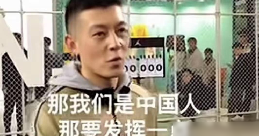 陈冠希在马来西亚拍贺岁片，干爹黄秋生站旁边，张口就是我为钱来的。一点不装。
当年那件事炸了以后，全网让他滚，只有黄秋生出来说年轻人还是喜欢他。这老头是2005年喝过陈冠希跪地敬的茶的，真拿他当儿子。
后来陈冠希跑美国卖潮牌，结婚生女，十几年没拍戏。现在回来，见着黄秋生第一句是这些年我都很挂住他。