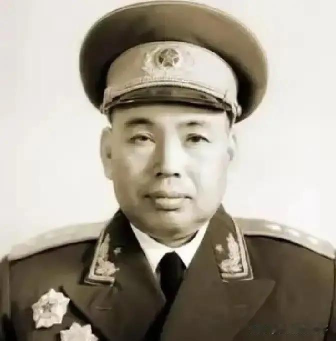 秘书捏着工资袋，手心有些出汗。他知道司令员说一不二的脾气，但更清楚家里实在不宽裕。许世友看他站着不动，补了一句：“还愣着干什么？去办吧。”秘书只好转身出去，走到门口又回头说：“司令员，您那件衬衣领子破得实在没法补了……”

许世友低头看了看地图，没抬头，只“嗯”了一声。
当天下午，三十块钱的茅台酒买