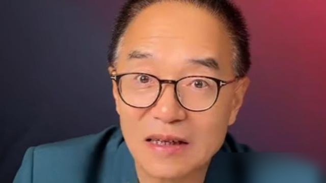 19岁，把林诗栋的最年轻世界第一纪录给破了。
松岛辉空，6930分登顶男单。WTT中国大满贯半决赛4比2拿下周启豪，决赛4比3险胜林昀儒，美国大满贯之后又一个大满贯单打冠军。这状态不是冒头，是直接抢班夺权。
打法里掺了中国乒乓的底子，家里爹妈全是打球的，妹妹松岛美空也冒出来了。蔡猛说他是天才，一