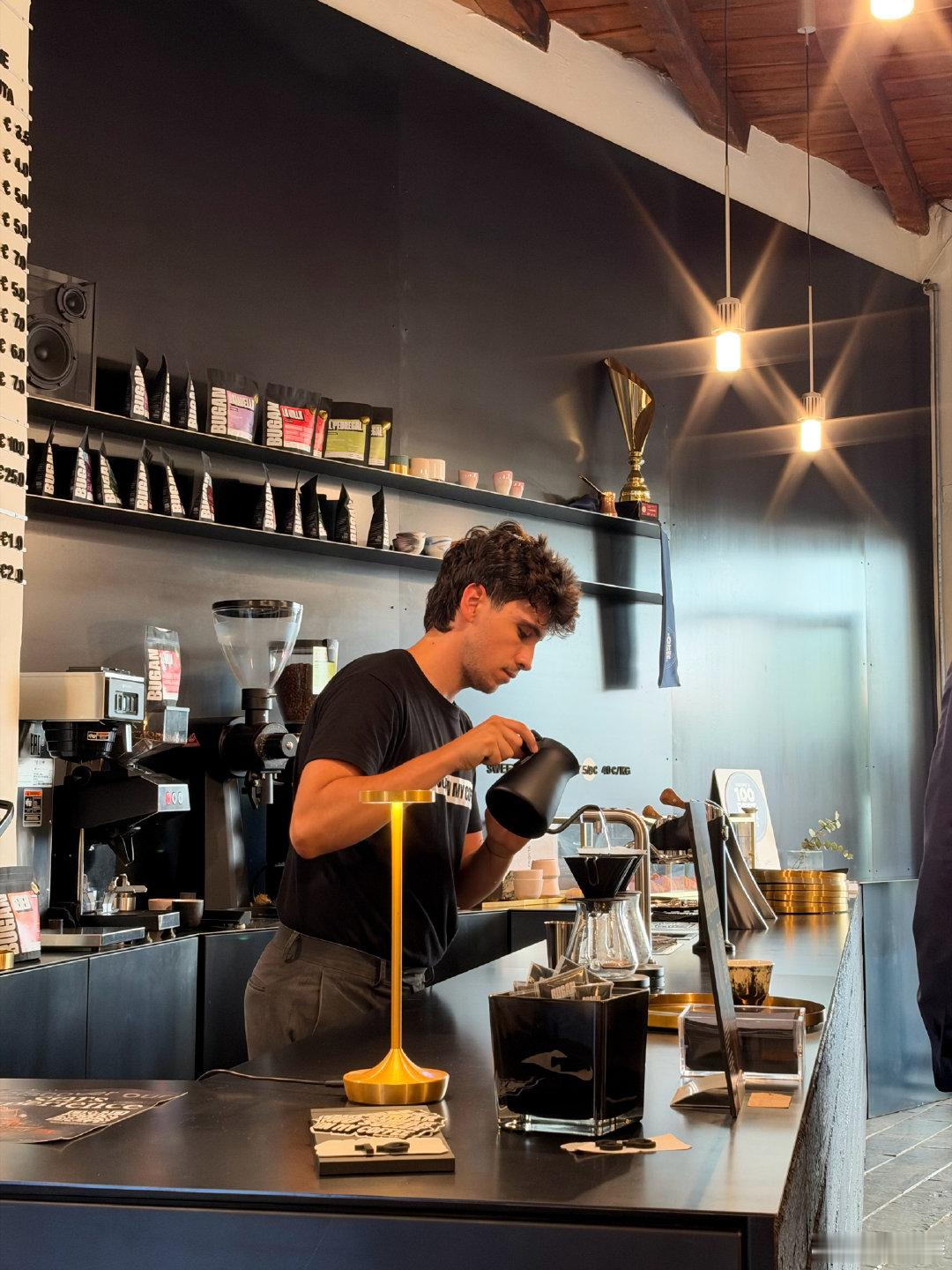 偶遇才是最对口味的，真的就是缘分，米兰这家Bugan coffee lab，环境和出品都值得安利。喝完买包豆子回去[心] ​