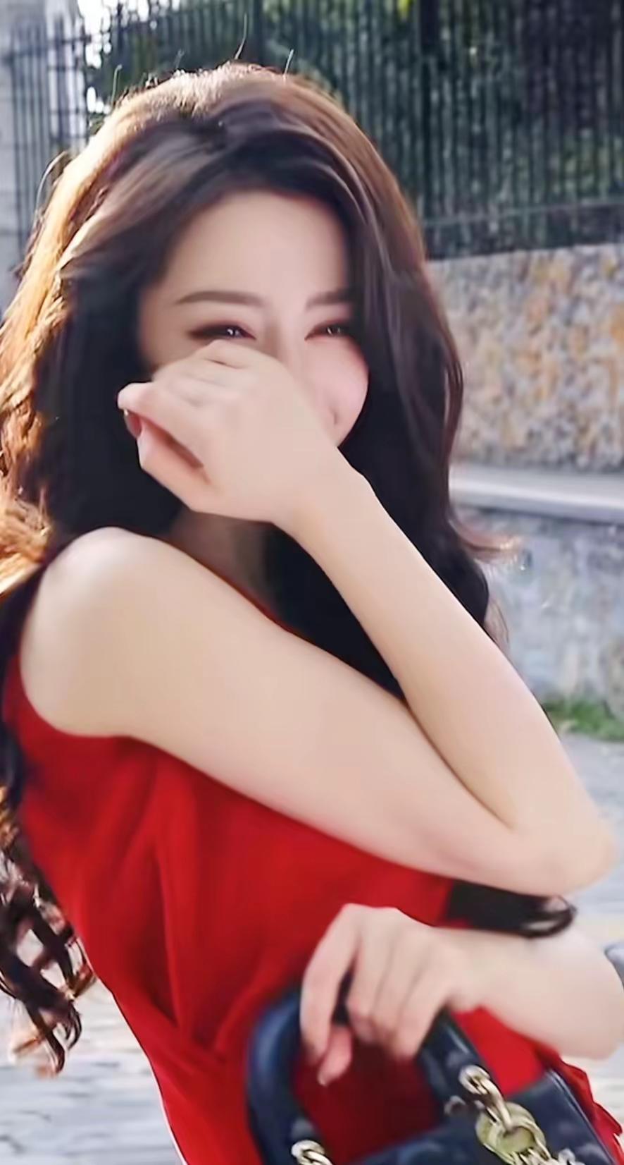 很喜欢她明媚张扬的笑容，巴黎时装周气场全开，简直美爆了，状态绝美。迪丽热巴