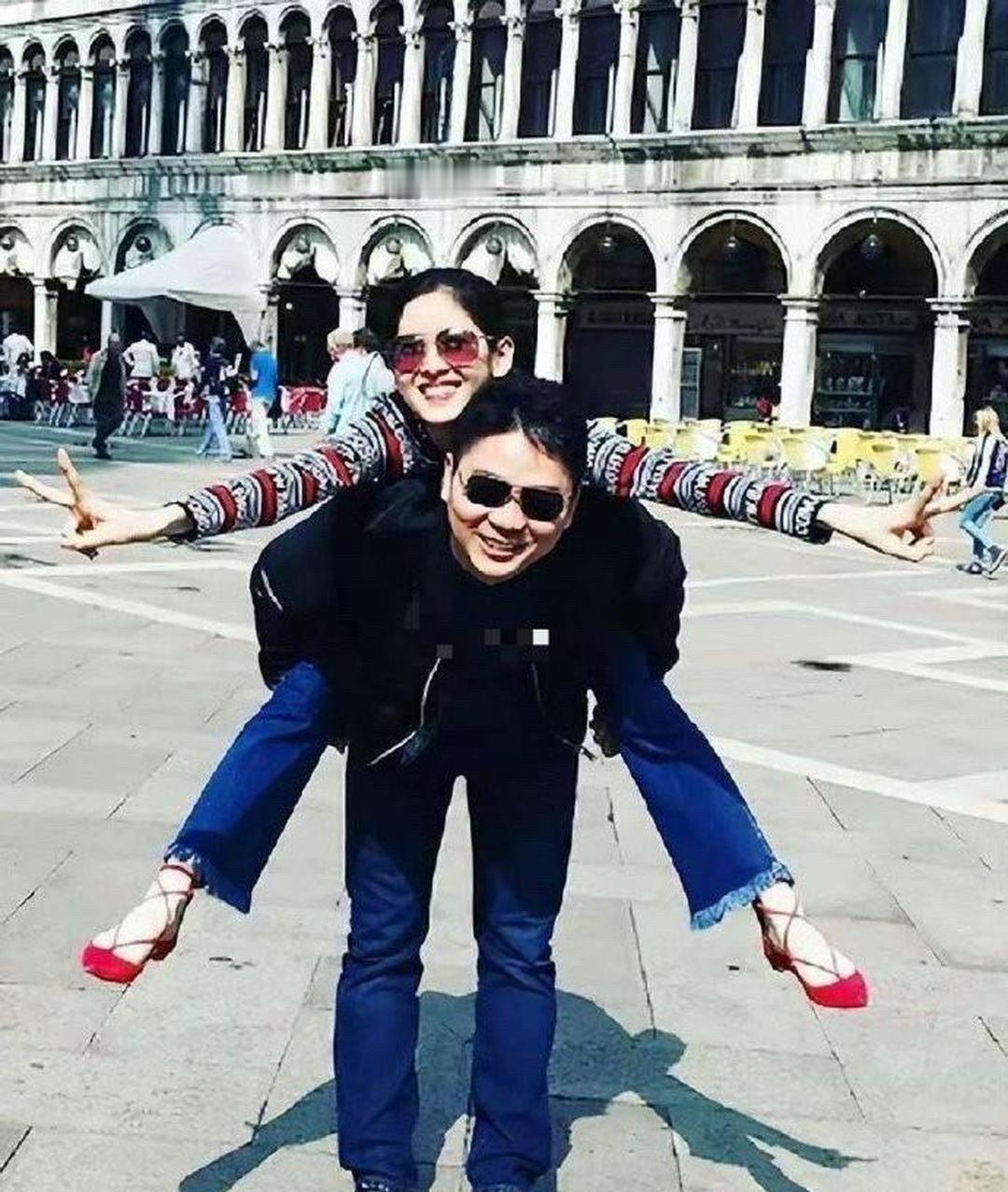 这会的刘强东三十八岁，章泽天十八岁，刚认识不久！！ ​