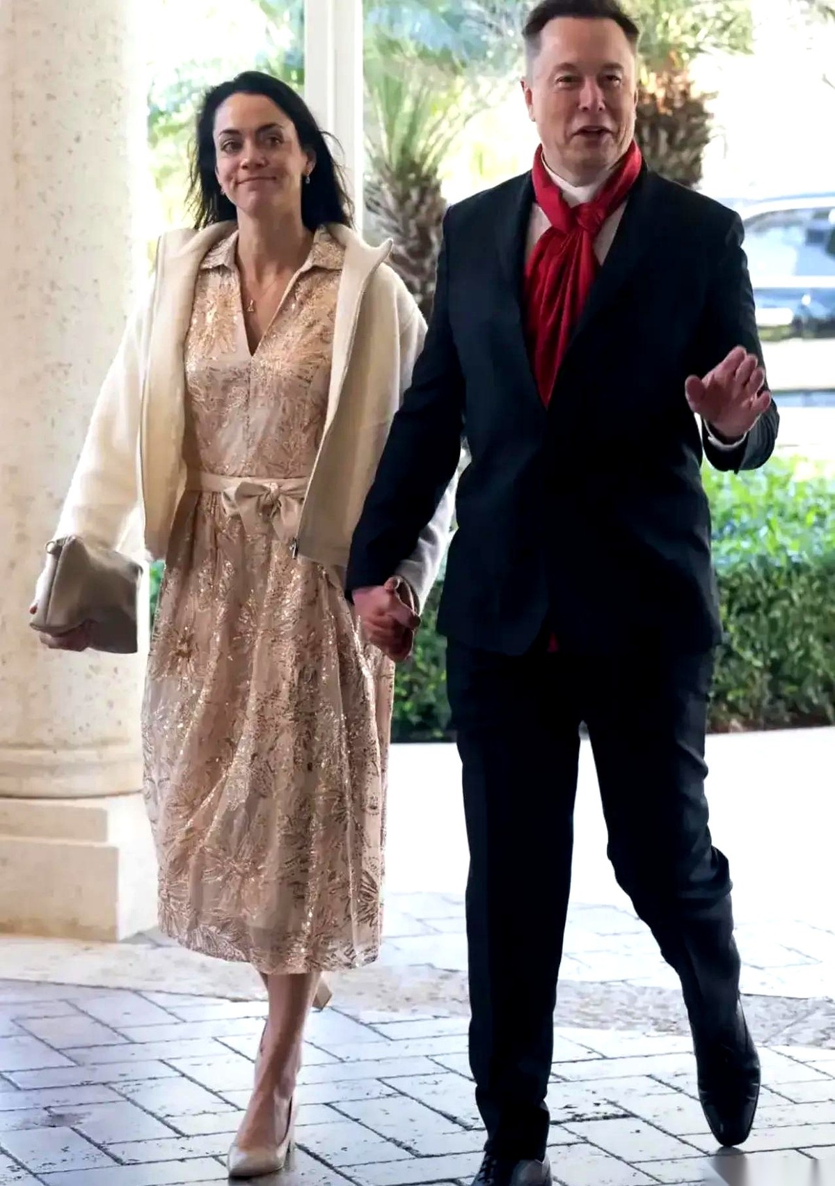 马斯克这辈子，大概率是不会再去领那张结婚证了。
造火箭、做电车、甚至生出一支“足球队”规模的孩子，这位全球首富把世界上能折腾的事几乎全干了一遍。
唯独结婚这道题，被他永久踢出了人生计划表。
最近网上有消息说，他和那位高管女友又散伙了。
前阵子同框带娃的画面还没焐热，转眼间新鲜感褪去，两人又回到了各自