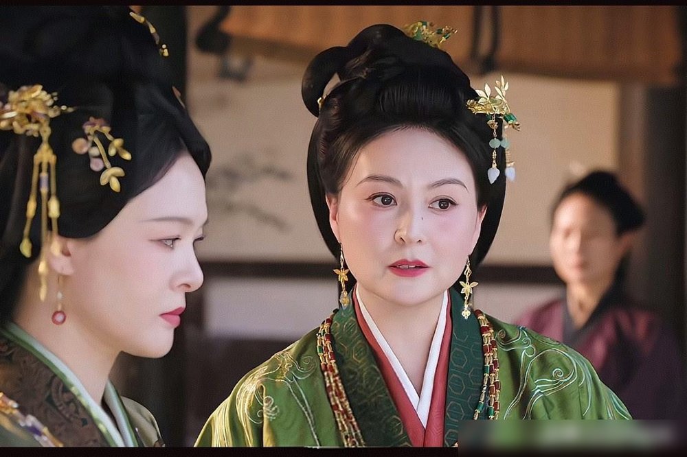 央视一套播着，网飞同步上，这剧排面有点邪乎。
昨晚《嫁金钗》开播，田曦薇一人演俩，真千金魏娆跟假千金君黛，上来就把身世给换了。替嫁冲喜那场戏，新娘盖头一掀，两张脸，愣是让人分不清谁是谁。
更狠的是配角阵容，全是当年演恶女出名的狠角色。一张脸出来，弹幕就炸一片，全在喊“是她”。
优酷一口气放四集