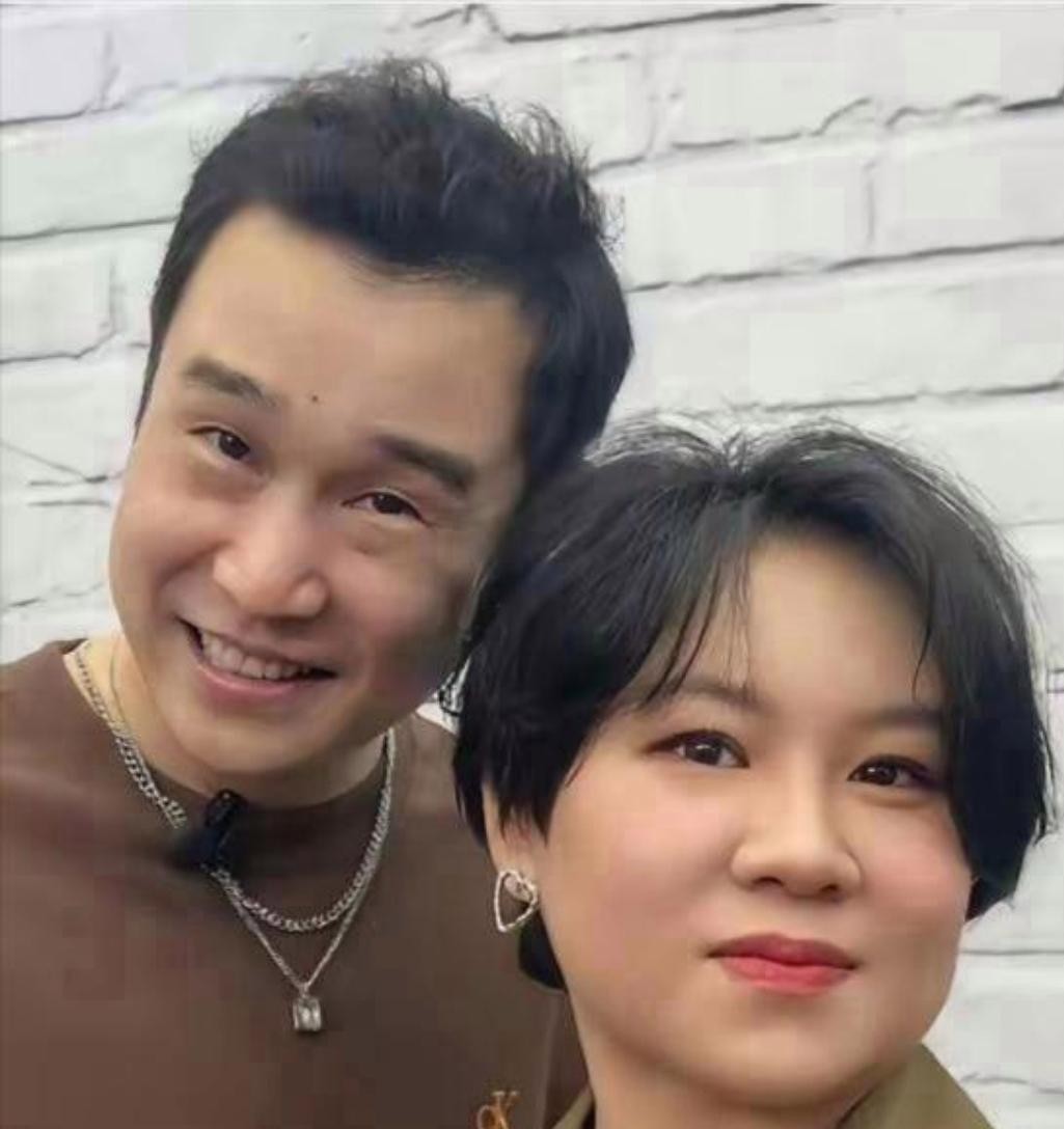 当年小沈阳一夜红遍大江南北的时候，私底下其实不少人都在等着看，看他会不会也走上那些成名就换发妻的老路。
毕竟在诱惑扎堆的演艺圈里，共患难容易、同富贵太难的例子，大伙看得实在是太多了。
当年面对镜头的直接打探，小沈阳头摇得极其干脆，说自己脑子里压根就没闪过换人的念头。
很多人以为这只是场面上的客