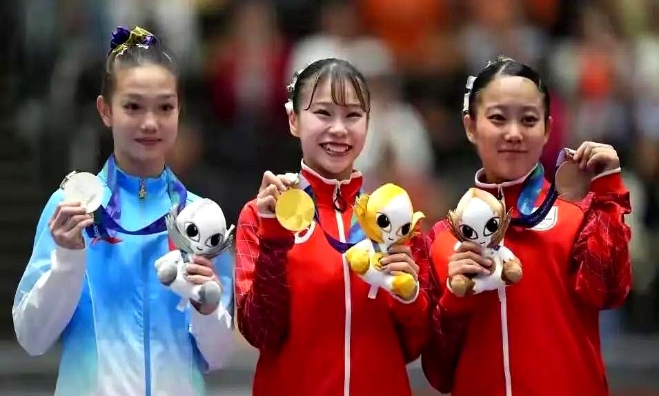 狂揽8金2银4铜，女团死死咬下14连冠！名古屋赛场上中国体操队赢了，但所有人捏了把冷汗。

张博恒全能登顶，邹敬园双杠称王，邱祺缘高低杠死扛。单项硬生生从对手嘴里抠下4金，加上男女团卫冕，这仗打得够硬。

但盯着计分板看，以前的降维打击，全成了刀刃肉搏。老牌优势项目被死死盯住，分差一步步被蚕食。兰星
