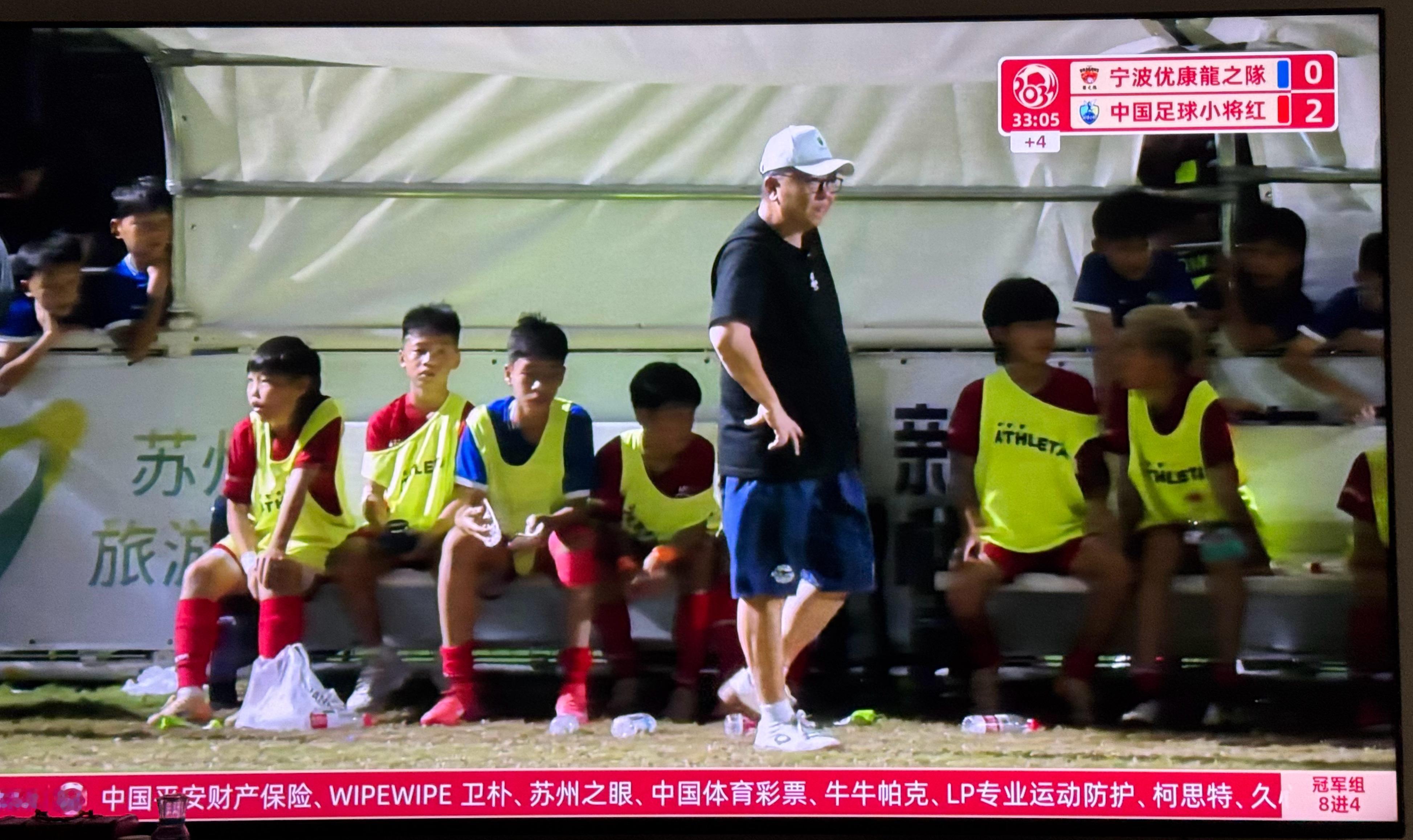 就冲小学生足球比赛不单能直播，有VAR还能免费蓝光投屏！这个男人就配叫一声董老师[抱拳]2034杯董路足球小将教父董路 比亚迪 ​​​