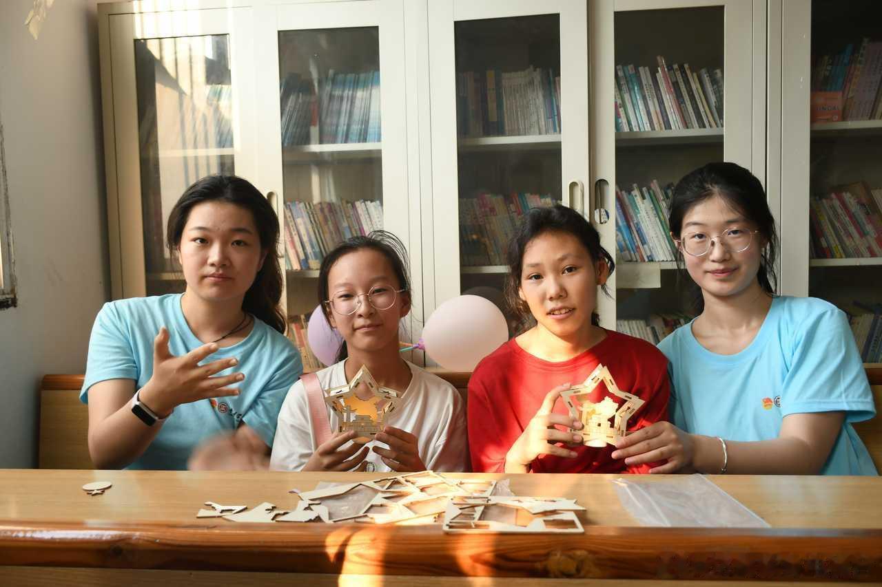 【夏日送清凉，温情润乡土】      盛夏炎炎，温情不减。7月8日，枣...
