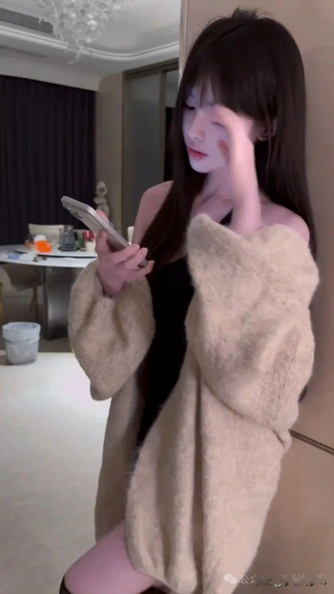 慵懒午后，毛绒外套与手机相伴，享受宁静时光。📱🧥💤