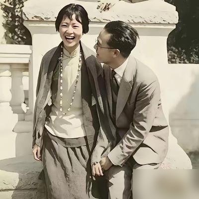 谁演林徽因都能吵上热搜，但周迅压根没接这活儿，扭头去演了个阿尔茨海默症的主持人。
陈可辛新片《明天，会更好》，周迅演沈佳，事业顶流，婚姻崩了，确诊早发性阿尔茨海默症。记忆一天天丢，人得重新把自己捡回来。
多伦多首映，映后周迅说跟陈可辛约了“十年后再合作”，陈可辛笑说二十年，她笑着认了。从《如果·