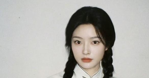 郭宇欣和徐若晗在《玉簟秋》里同框，评论区直接吵翻了天，谁是正牌女主第一眼差点让人看走眼。
短剧里泡出来的浓颜系，在特写镜头下太扎眼了。那种豪门千金的张扬劲儿，三秒钟就能把人的视线硬扯过去。
反倒是徐若晗这种偏寡淡的清秀长相，在快节奏的静态同框里吃了暗亏，得放进长剧情里细熬才显出味道。
很多人总