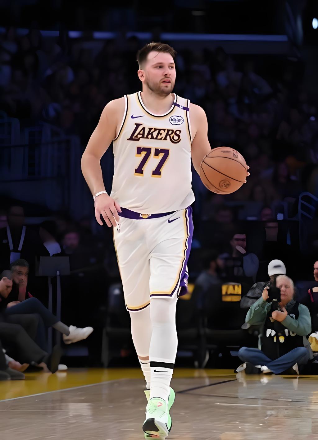 30天NBA球队巡礼｜洛杉矶湖人：东契奇掌舵，紫金新军能否冲出西部炼狱？

今年休赛期，洛杉矶湖人无疑是全联盟话题度最高的球队之一。紫金军团完成了翻天覆地的阵容洗牌，外界对于这支全新湖人的竞争力争论不休，新赛季他们究竟能走到什么高度？今天我们就来深度拆解这支东契奇领衔的全新湖人。

 休赛 ​