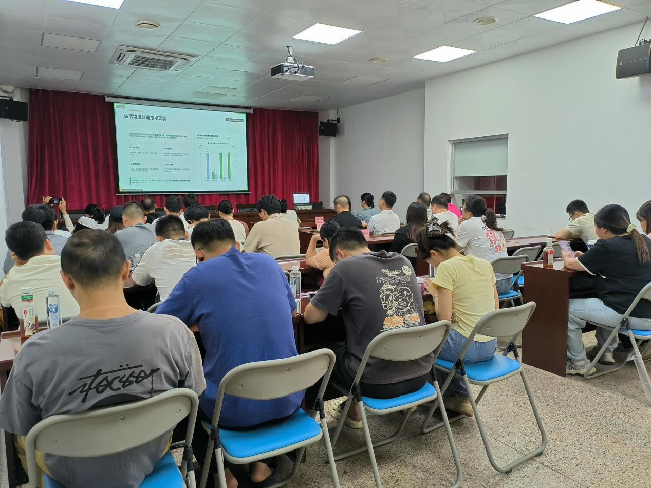 【荔湾40余名分类负责人线上“充电”】近日，荔湾城管组织各街道垃圾分类...