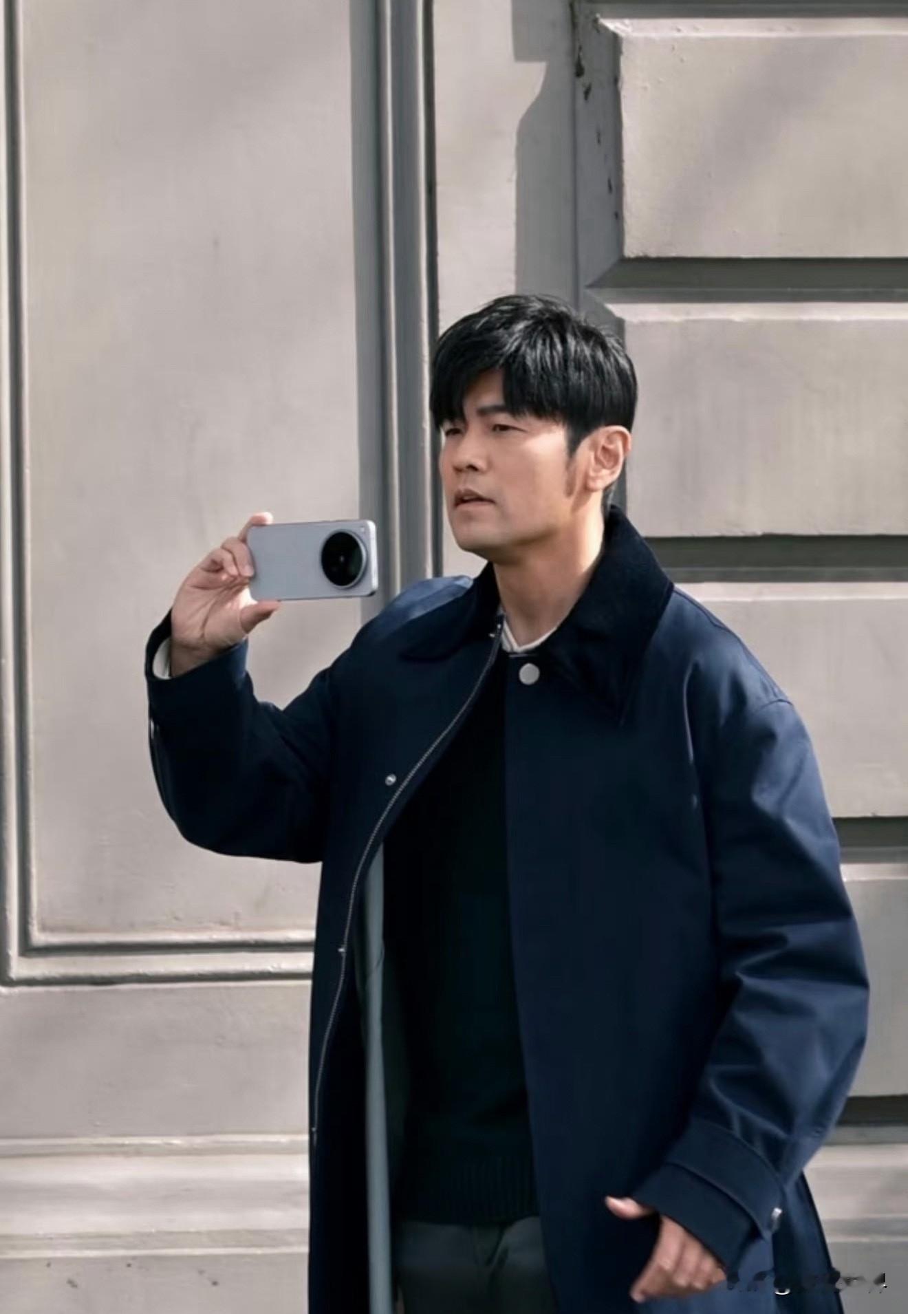 真的假的，vivo X500系列品牌代言人 疑是周杰伦！

近期有网友在墨尔本偶遇周杰伦拍摄 vivo X500系列广告，看来周董成为vivo代言人这件事压不住了，估计最快下个中旬就官宣发布会时间了。

外观设计，依旧是大圆摄像头模组，直屏设计，周杰伦作为国民热度最高的艺人之一，流量效应大家不用担心