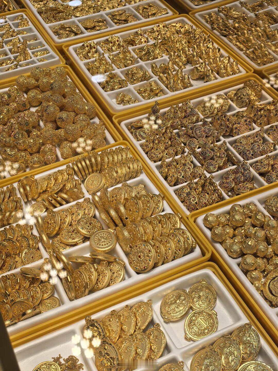 这两天金价大跌，深圳黄金水贝市场堪比菜市场[允悲][允悲]#深圳水贝被挤爆##2025年出生人口男孩多于女孩##金价大跌买金比菜市场人多#  ​