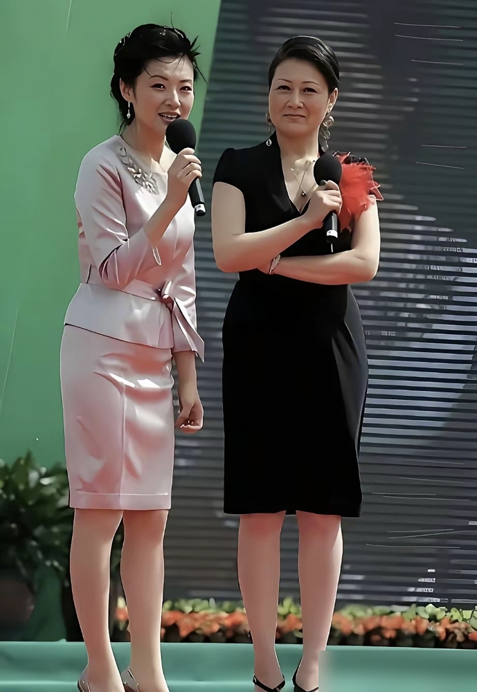 张凯丽在《乘风2026》五公现场，把曾沛慈认错了，扭头来一句：想做我粉丝，先看我电视剧再说。
接着对着叶一茜，一口一个森碟妈妈，就是不叫人家本名。外籍选手庄法用中文拉票，她直接要求下次用中文交流。点评唐艺昕，说人家唱歌像念经。
弹幕炸了，全是尴尬俩字。
第二天她道歉，结果说着说着开始诉苦，说自