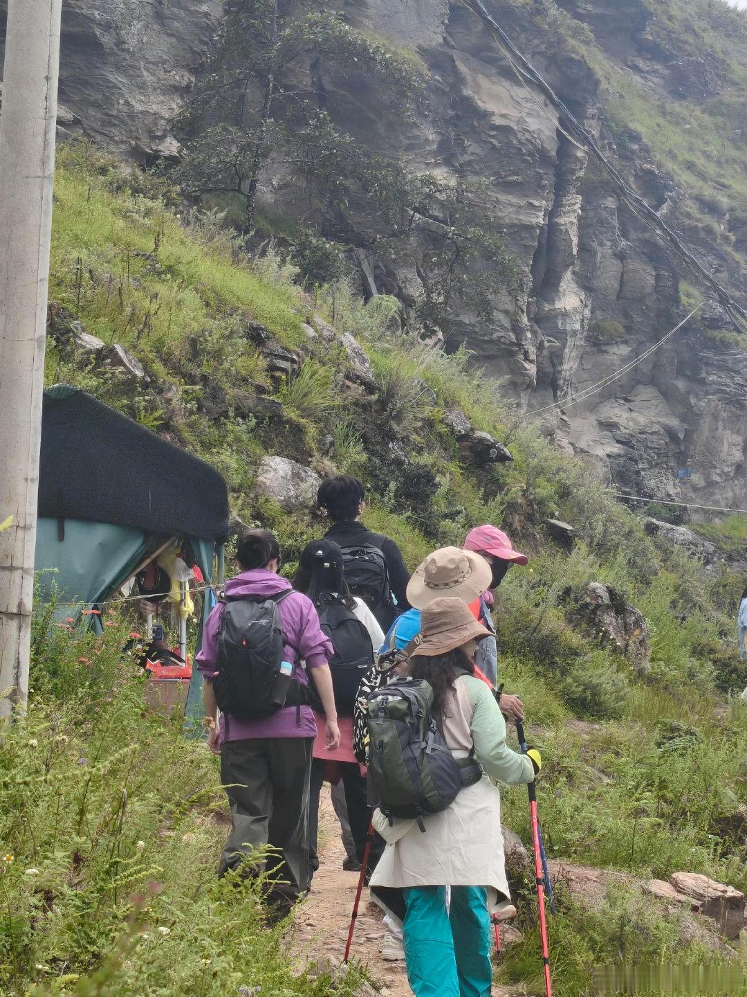 最近有人在虎跳峡偶遇李现，他是真的在拿着Find X10 Pro Max在拍拍拍，期待后面能看到首席影像家的成片[嘻嘻]
#OPPO Find X10# ​