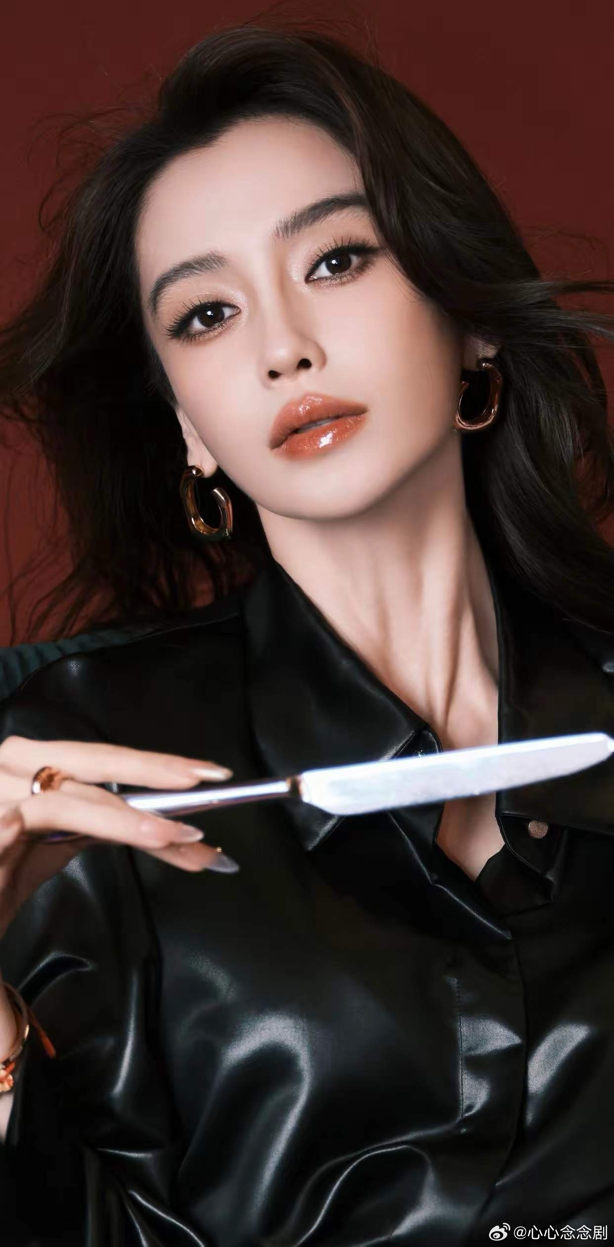 1.网传刘诗诗跟吴奇隆压根没有领离婚证，网上离婚的瓜是假的。

2.杨幂本次看秀的亚麻金短发造型再度出圈，还被李现夸赞是“超级芭比”，她本人也十分注重维持少女感的人设。

3.杨颖现在奔赴时装周大多需要自费，媒体入场票也要自己购买，已经很少收到品牌官方正式邀约。好在多年积累的海外时尚人脉依 ​