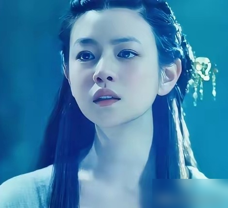 陈妍希为了演小龙女，把自己饿到80多斤。结果一开播，还是被全网叫小笼包。
当年骂声有多大？她每天顶着几斤重的发包拍戏，片场又闷又热，脸一浮肿，高清镜头里更圆了。她自己说，最开始看到那些酸话，确实躲起来哭过，对角色一点自信都没了。
后来记者问她委不委屈，她憋出一句：人生要美好，必须得幽默。再后来上