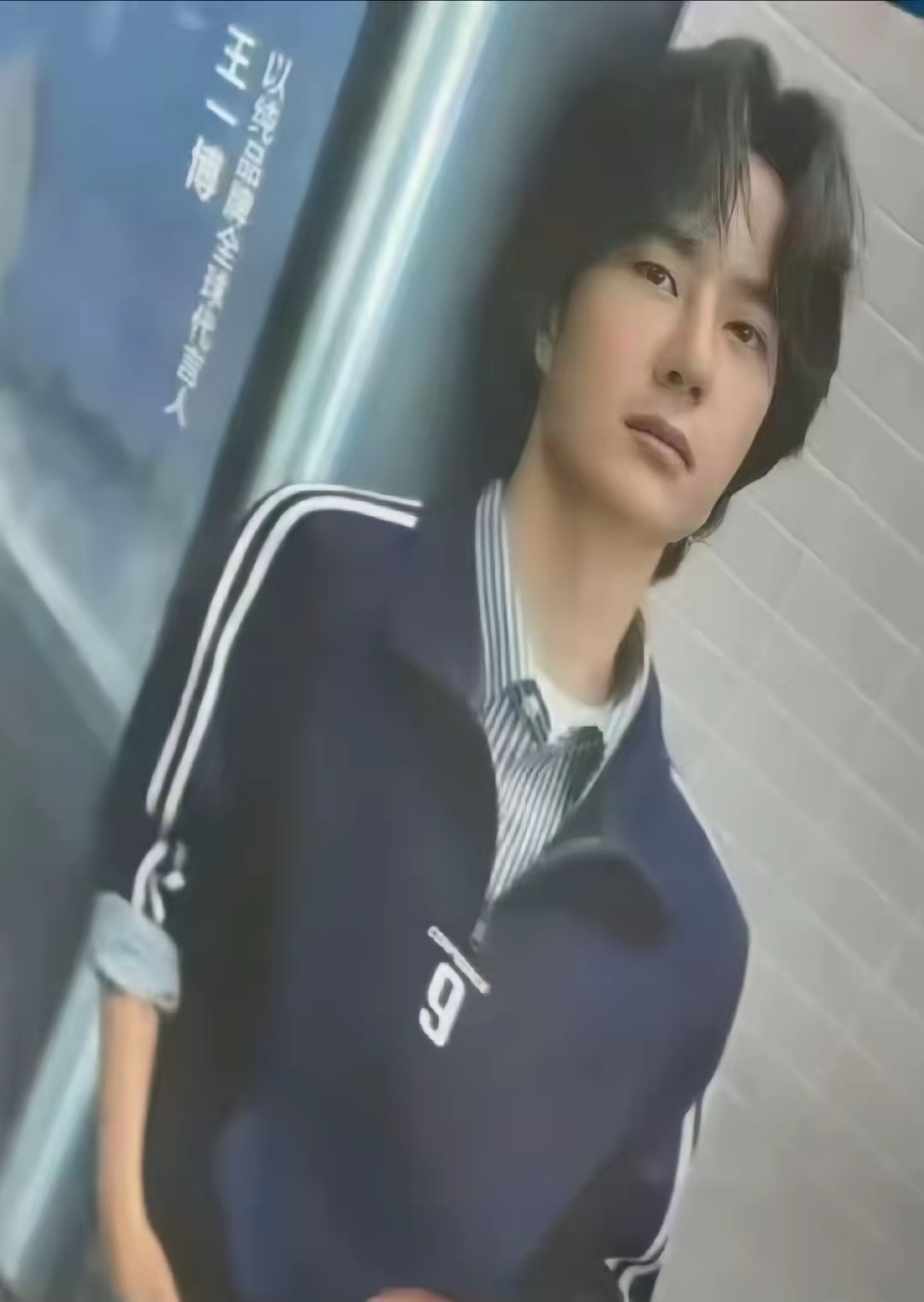 以纯：我来加入YIBo这个大家庭了😊
以纯：什么竞品不竞品的，王一博能代言才是最重要！
看吧！身着藏青色运动风外套，搭配条纹衬衫做叠穿的一博，帅气吧！
明天就有美图上线啦，大家一起期待吧😎