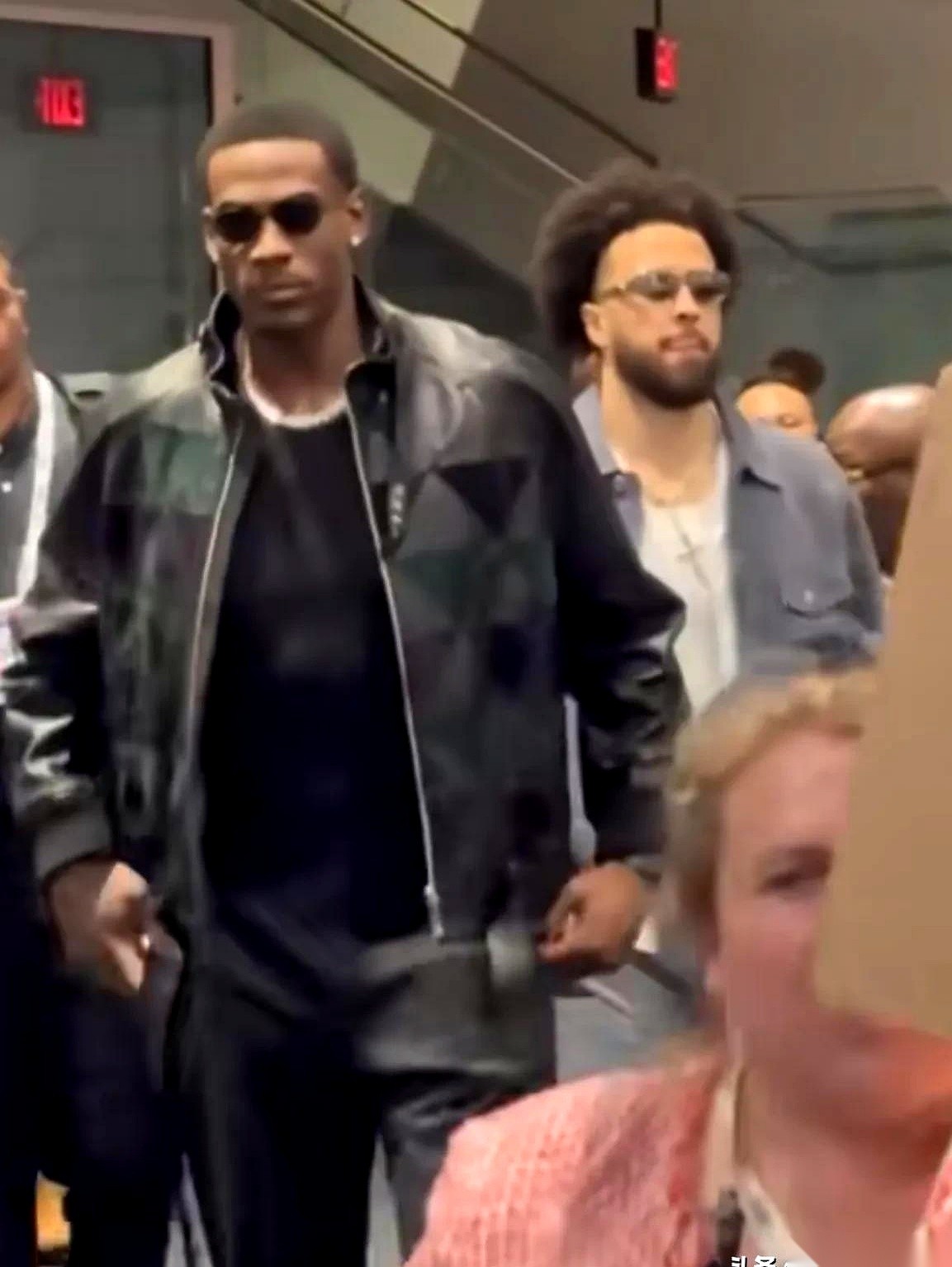 NBA新赛季集训的哨声眼看就要吹响，底特律活塞队的训练馆里，却迟迟见不到核心内线杜伦的身影。
一份高达5年2亿美金、全额保障的顶级续约合同，已经被活塞管理层端端正正地摆在了桌面上。但面对这份报价，杜伦的手连笔杆子都没碰一下。
两亿真金白银，活塞已经做出了巨大让步，这都不签？
答案藏在名记Shams爆