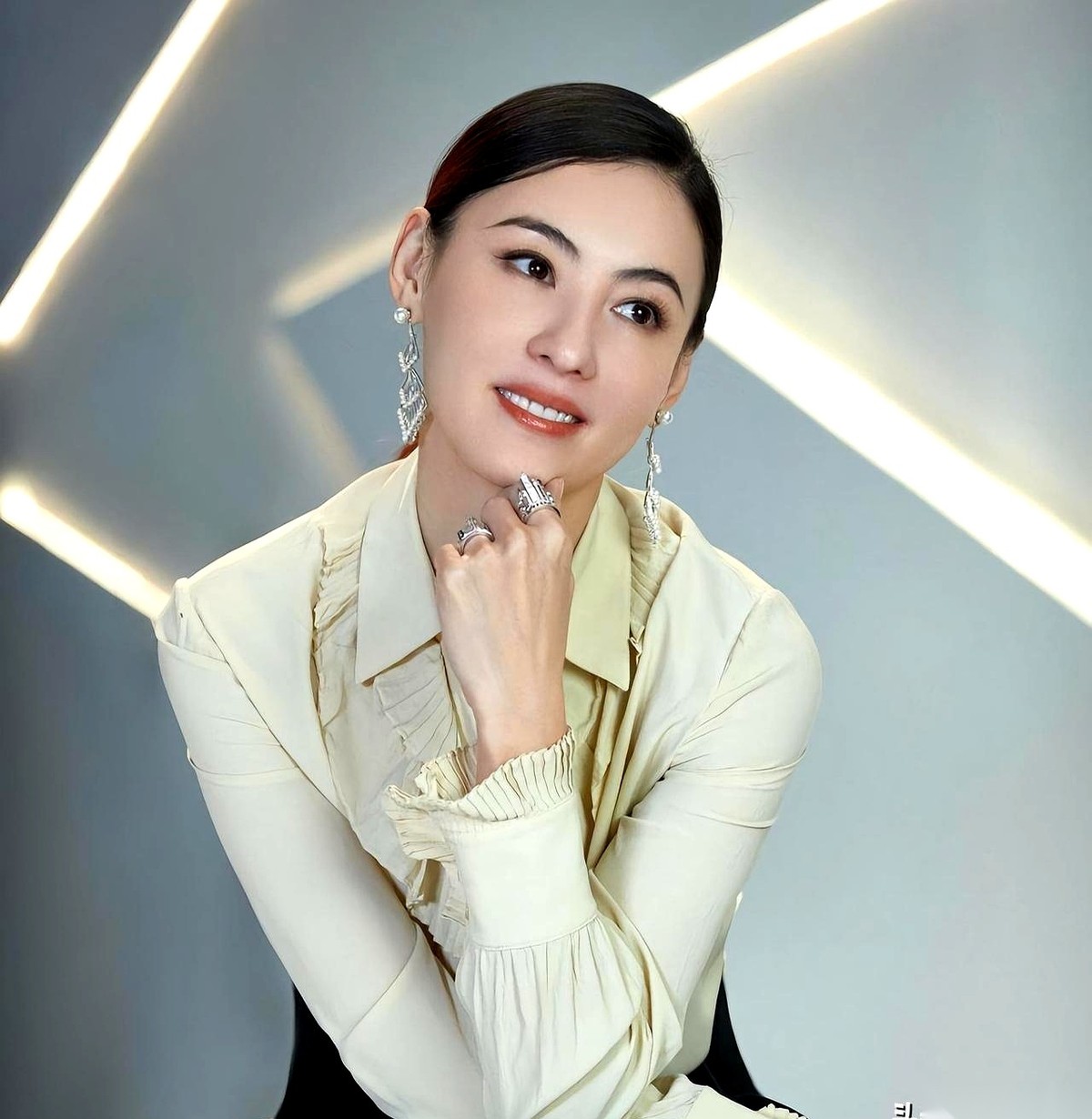 访谈节目的镜头前，张柏芝被主持人当面扔了个问题：“当演员压力大，还是当妈压力大？”
这位拿过影后的大明星，连一秒钟的客套停顿都没有，直接吐苦水：“当母亲压力更大。”
紧接着，她扯出了一个让无数中年女人疯狂点头的同款噩梦。
“学校的邮件不停地发给我。”张柏芝的话里透着股深深的无力感。那些邮件的内容永远