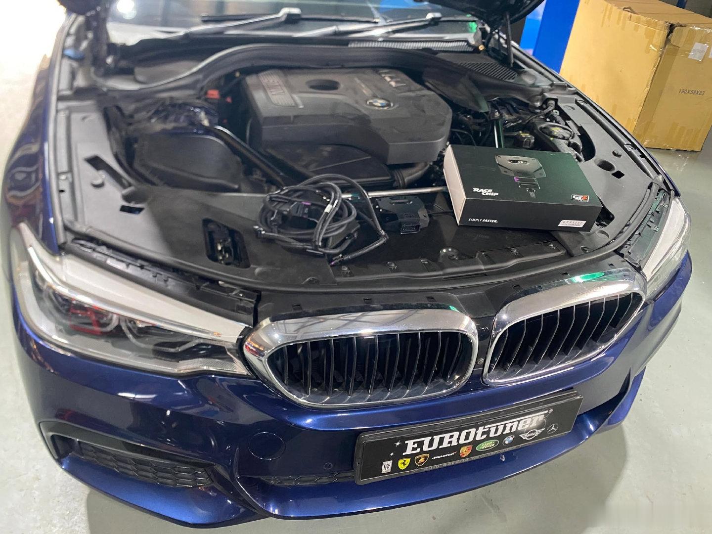宝马530i B48升级动力
RACECHIP GTS 5 BLACK APP外挂电脑
动力提升:67PS 95Nm
改善起步，低速顿挫，涡轮迟滞，加速无力，加速推背感
即插即用，无损安装，快速复原
#宝马530li##宝马5系# ​
