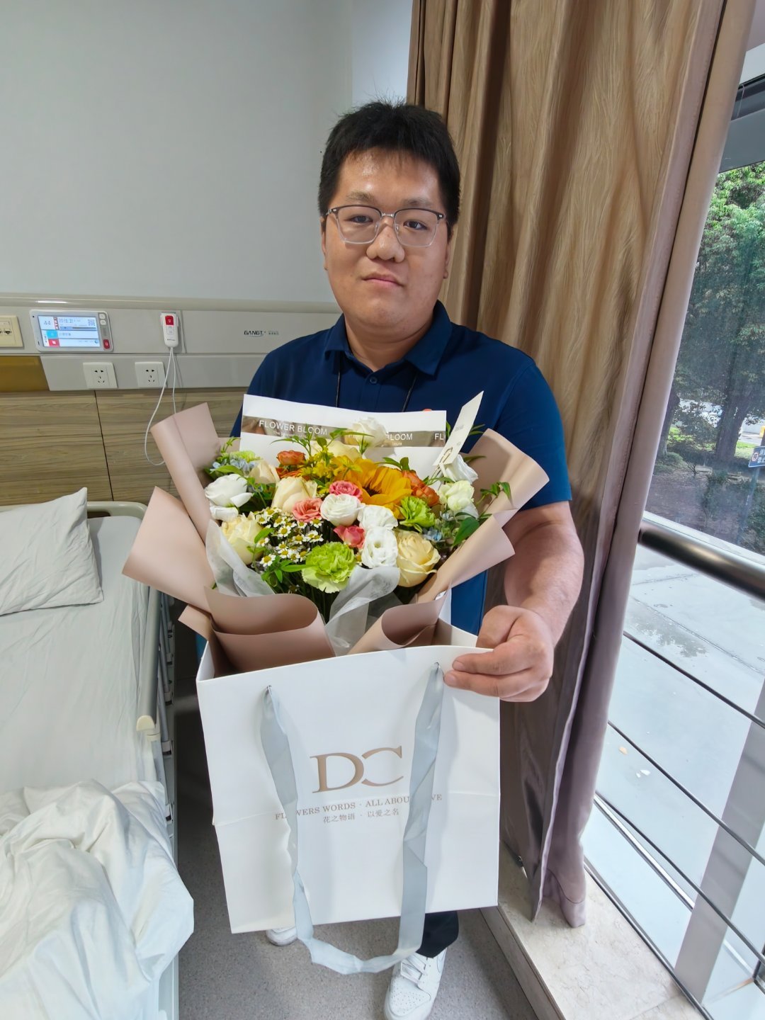 去年九月提的YU7 Pro，算算时间8月底该首保了。
本来还发愁，人躺在医院里怎么弄。结果全程线上对接，我连床都没下。买了无忧包就是省心——代驾上门取送，保养前拍一圈，保养完再拍一圈，漆面、机舱、内饰对比清清楚楚发过来。我看着手机就把事办了，甚至有点不真实。
心想这服务也就到这儿了吧。
然 ​