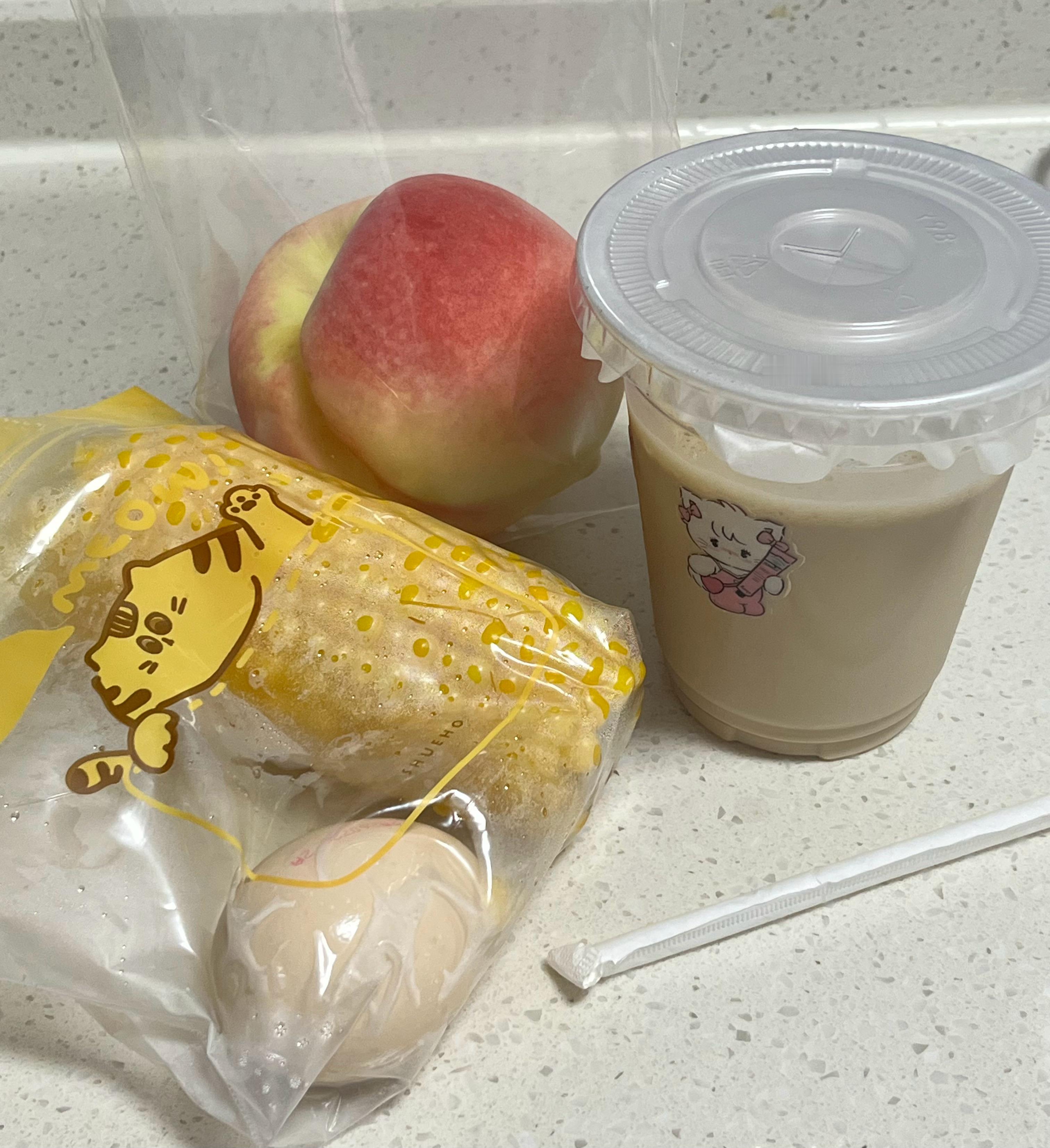 记录最近美好
今天中午又去雁南五路某单位看好朋友啦
路过茶百道喝了潇潇推荐的虎斑菊拿铁[嘻嘻]
今早给妹妹做了简单早餐她带出门去上班了
昨天下班又买到了路边摊摊好吃的大桃子
重器的友情泪目～呜呜呜呜感人
咖啡脑袋不能没有咖啡[彩虹屁]
开启今晚锻炼本周爬坡瑜伽运动计划结束
明天带妹妹过周末喽 ​