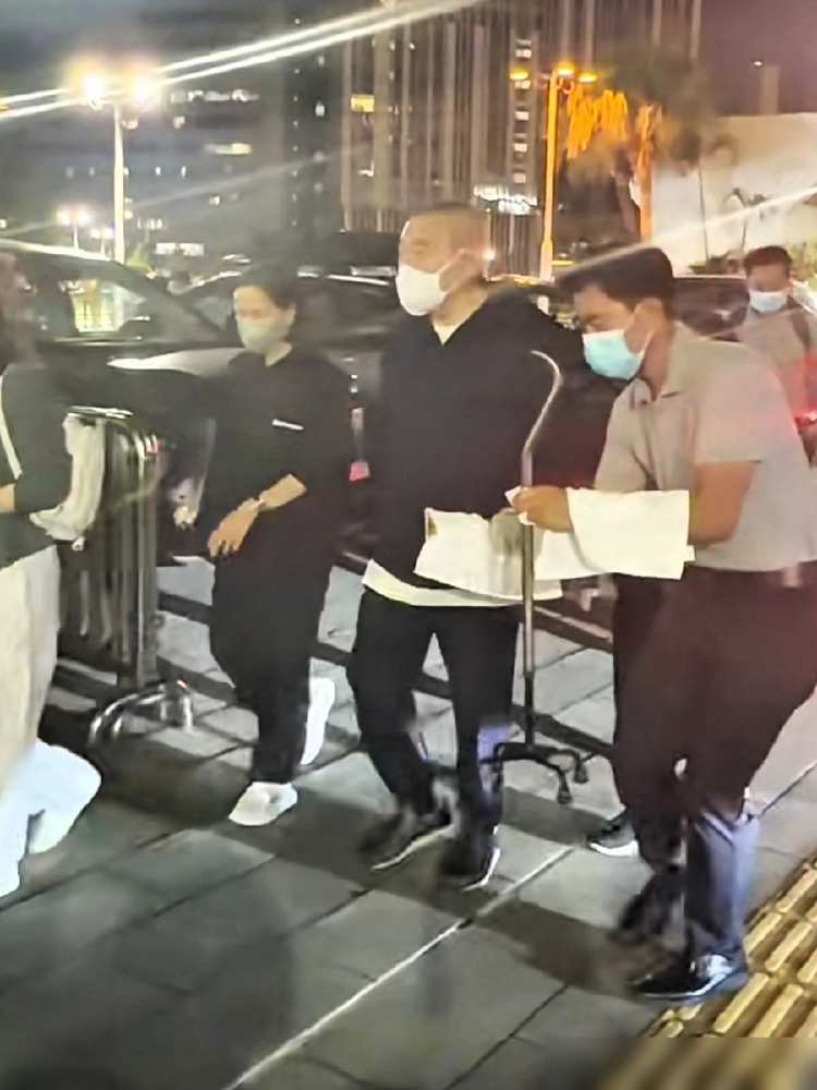 76岁谭咏麟第六场，刘銮雄带着保镖二刷，陈奕迅坐后排不敢吭声。
红馆这晚，台上一个古稀老头连唱带跳，台下坐着的，是曾华倩、邝美云、曾志伟、李克勤夫妇、任达华两口子。刀郎没到场，四个大花篮先砸进来。成龙、张学友、郭富城的花篮挤在过道。
有人酸：一帮老明星互相抬轿子，轮椅都推进场馆了。
可你细品，