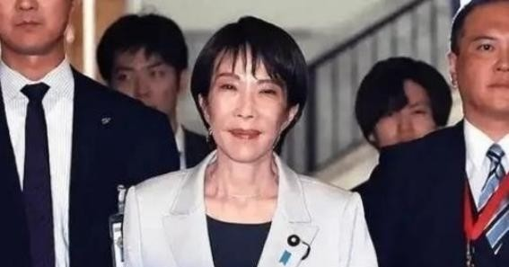 10月10日，中国国防部针对日本计划年底前修订“安保三文件”、考虑讨论引进核动力潜艇等动向作出回应，指出日本正加快“再军事化”进程。

先把话说清楚：讨论修订政策，不等于战争马上要来；核动力潜艇，也不等于核武器。前者烧的是核燃料，为潜艇提供动力，优势在于水下续航时间长、远洋机动能力强，不必频繁浮出水