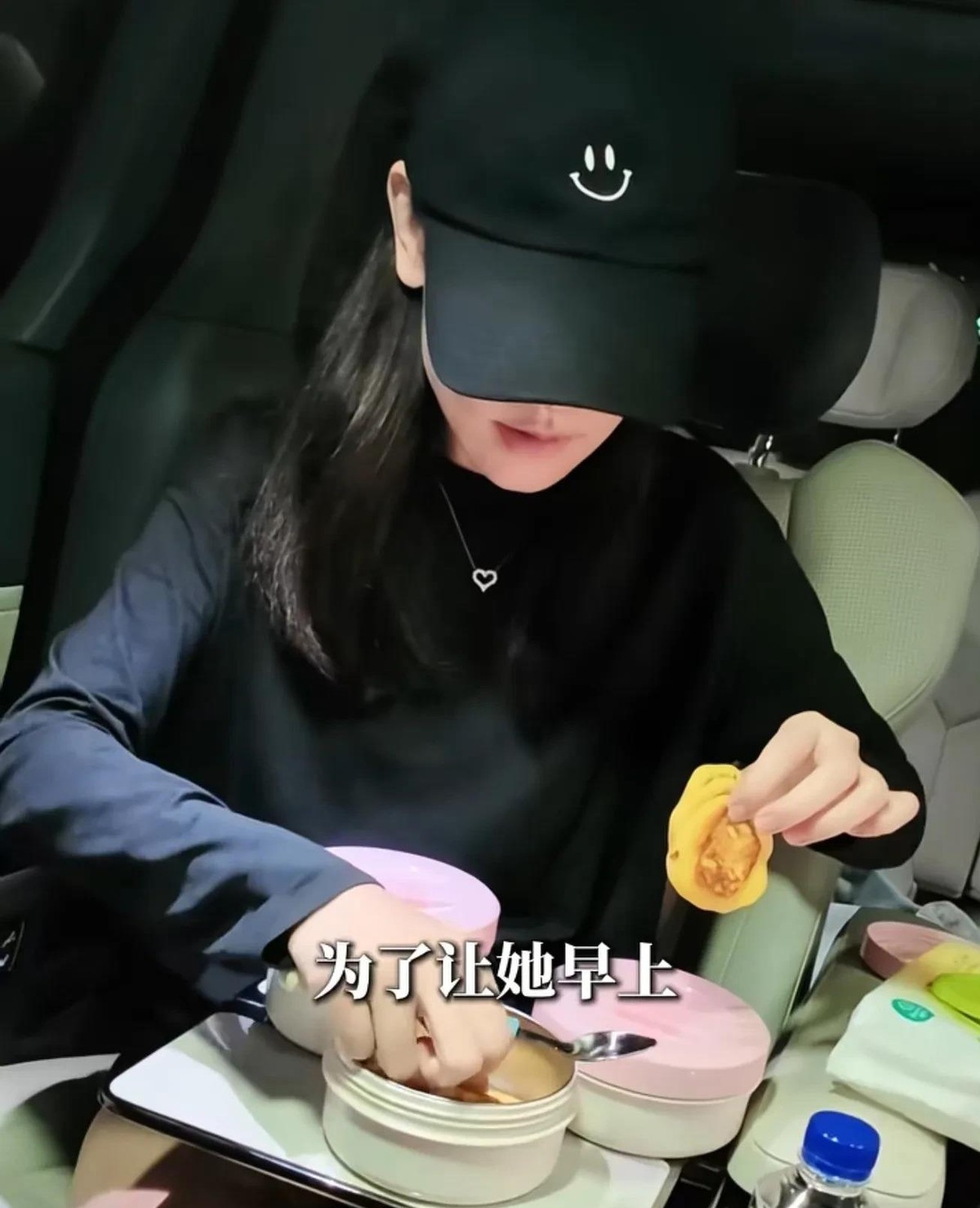 孙骁骁送三岁女儿上幼儿园，为了让娃多睡一会儿，直接把早餐搬上车里，一勺一勺喂粥喂蛋饼，吃完就地刷牙扎头发换衣服，全套流程都在后座完成。幼儿园明明有早餐，她还是自己准备，怕孩子刚入园吃不惯。有人觉得三岁该立规矩了，吃饭穿衣刷牙该自己动手，这么包办是不是太惯着了。可孙骁骁说自己心甘情愿，乐在其中。退圈这