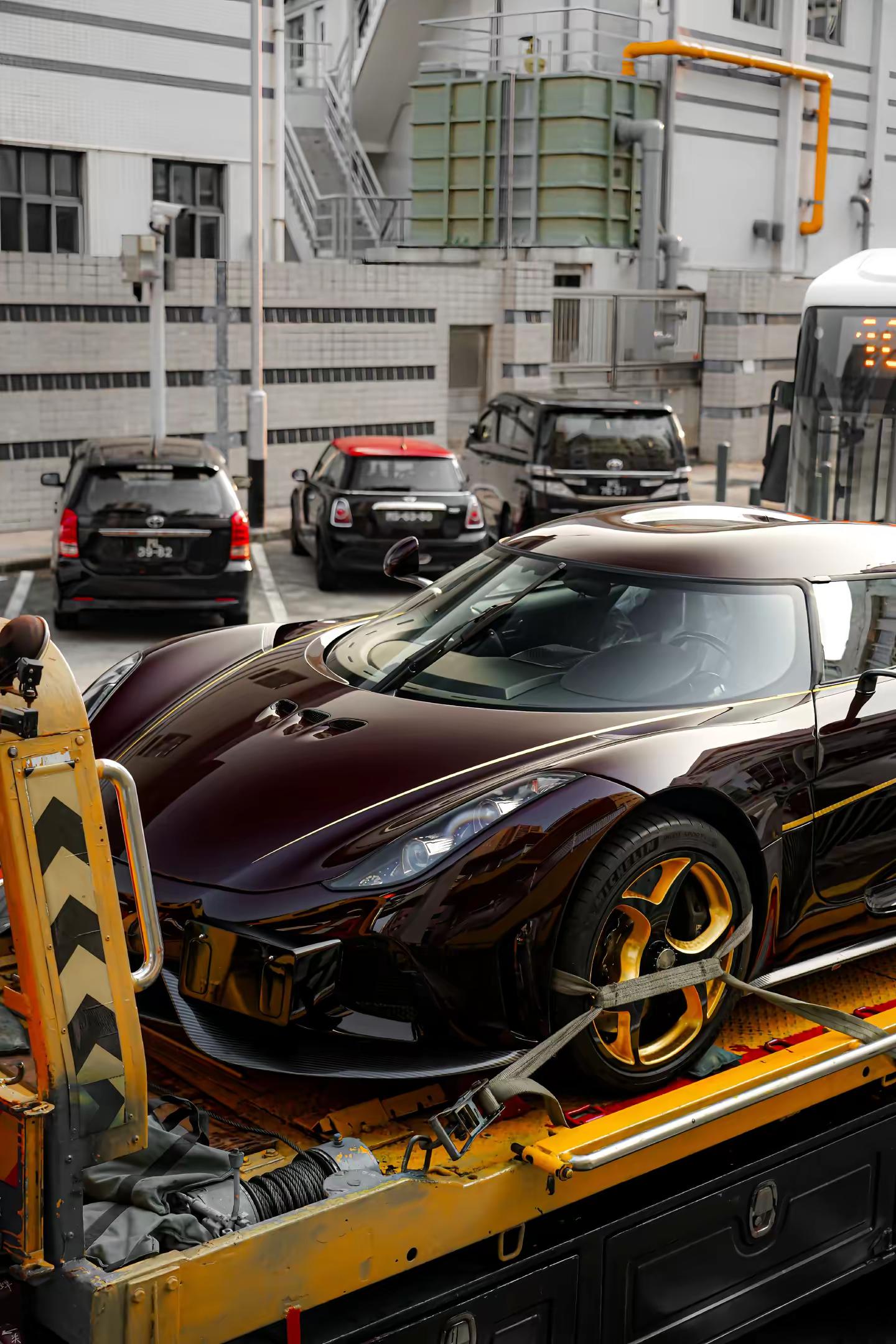 天桥奇遇。偶遇一台红碳金轮的柯尼塞格Regera😍😍😍柯尼塞格regera