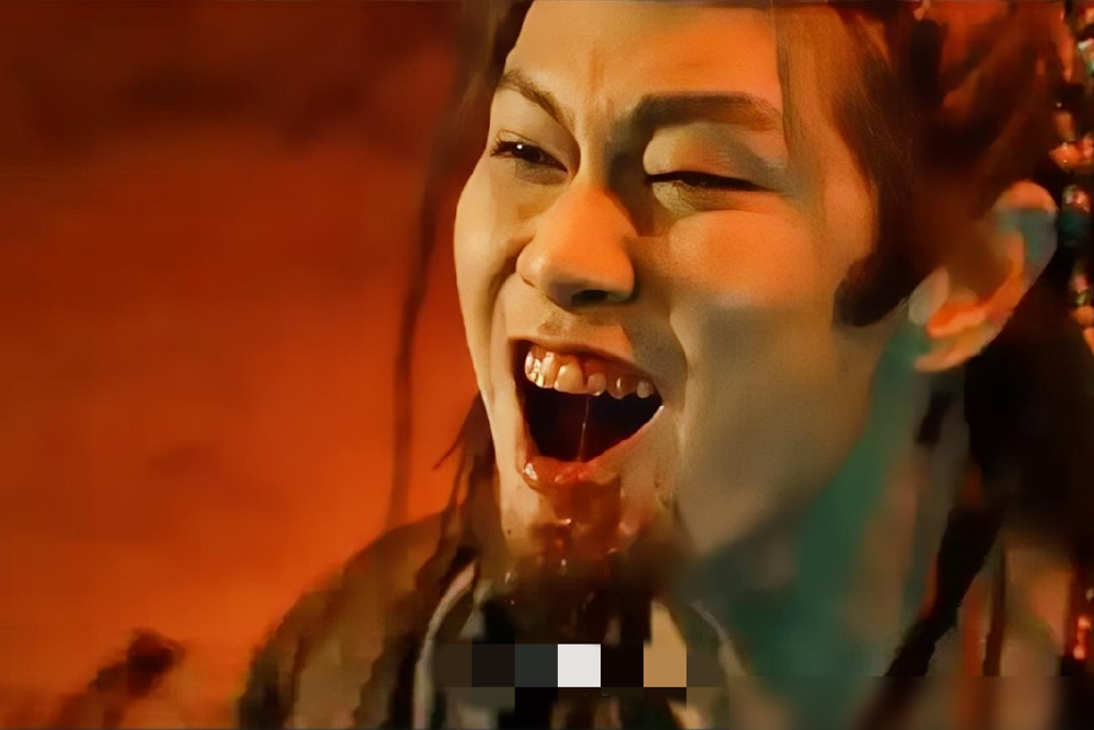 他养了你十七年，也毒了你十七年。
罗云熙演的黎斯发现真相那一刻，没哭没闹，就盯着赵荀演的师父黎三看。这老东西当年劫走四皇子，给小孩种下赤荧虫，一边下毒一边教武功，把人当复国工具使。
最狠的是师徒决裂那场戏。黎斯三掌还恩，一掌一句，把十七年养育情分当场算清。结果呢？黎三拿量天尺往徒弟胸口捅，手上还