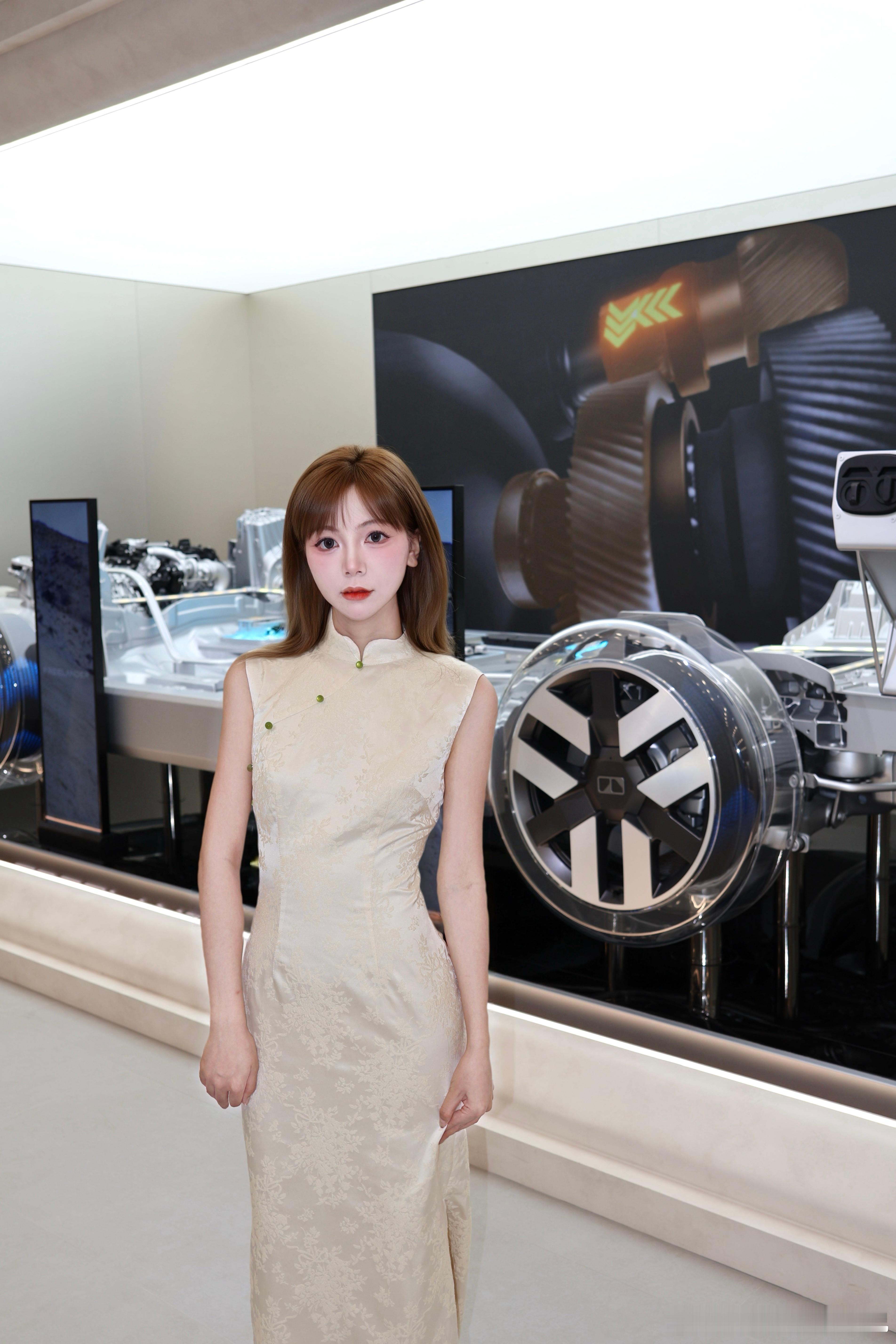 逛成都车展，被神行者8展台狠狠拿捏住了✨

本来是来看范丞丞的
结果发现FREELANDER神行者8把英伦街角搬进展馆
流水瀑布造景与这台豪华科技全地形SUV太适配了
恰逢音乐快闪的旋律缓缓流淌
一下子褪去车展的浮躁感
走近实车，经典城堡式车身轮廓
延续家族沉淀下来的力量美学
不张扬，却自带厚重气场

坐 ​