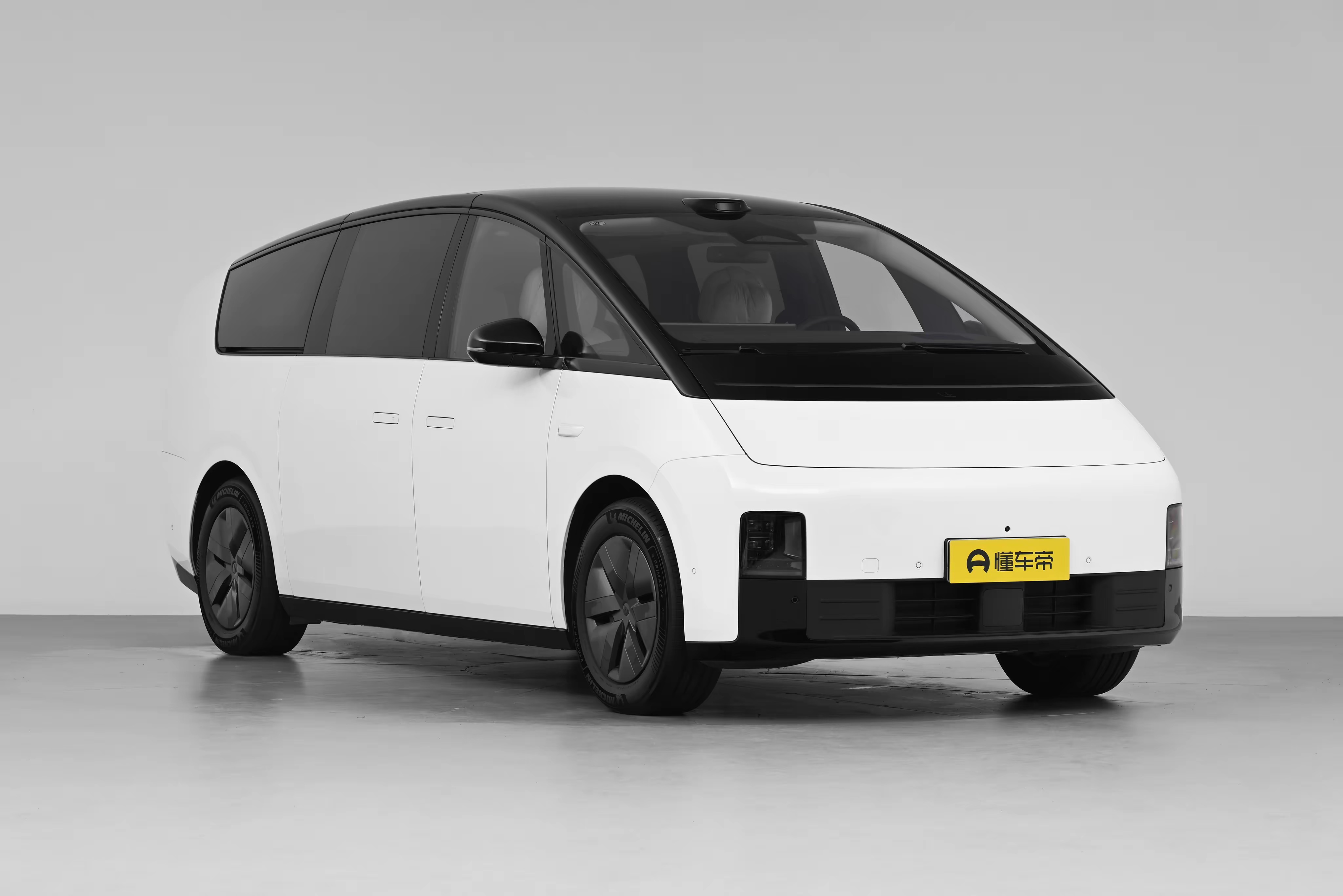 理想 Mega，MPV 新思路争议不小
mega 开创了纯电 MPV 的新路子，造型辨识度直接拉满，车内乘坐舒适度依旧是理想擅长的部分，座舱配置给得很足，家庭出行体验拉满。
纯电 MPV 短板也很现实，长途出行充电会比燃油 MPV 折腾不少，车身尺寸巨大，城市狭小路段停车很考验技术。外观接受度两极分