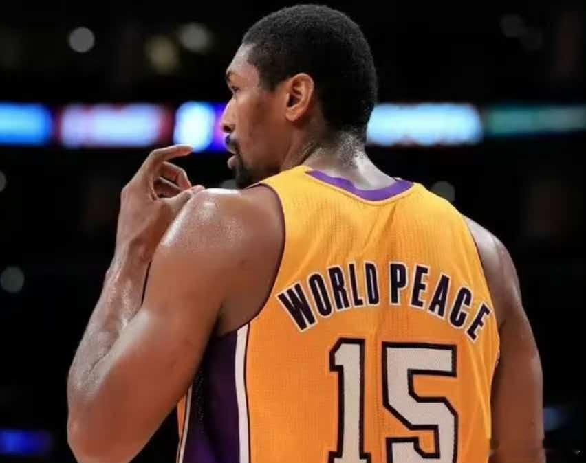 股份NBA名宿慈世平在直播节目中表示，当年听闻珍妮・巴斯要以100亿...