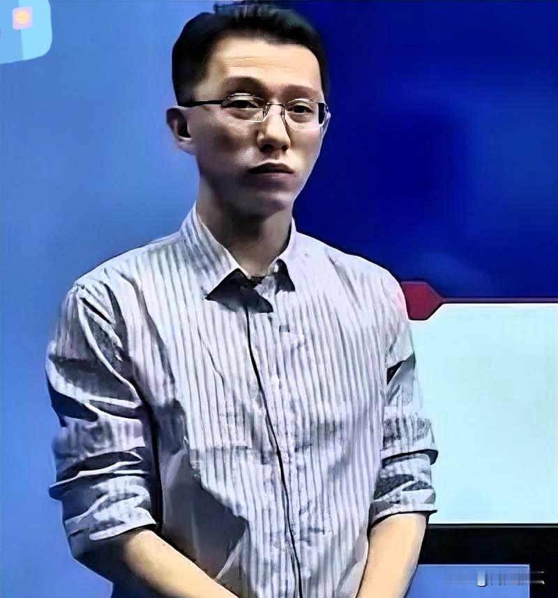 警察身份不是护身符！公安大学这位副教授，官网信息说没就没，同一时间，法硕讲师的课也全平台下架。网友顺藤摸瓜：2018年教材署名还是他，入职公安大学后同系列作者换成了“刘伟”，早年视频里主持人还脱口而出喊过“郝老师”。

这不是普通老师，他穿警服。人民警察搞营利性兼职，红线就是红线，不分上班下班。真查